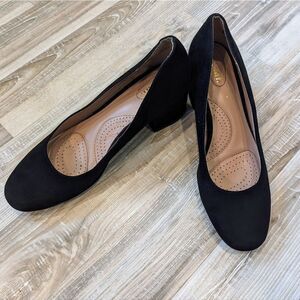 White mt. Pumps Women's 10 Black Round Toe Cushioned
